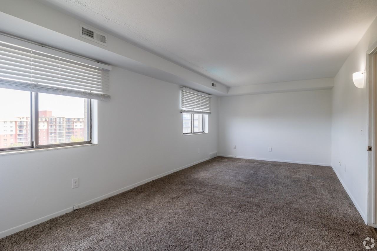 Carlyle Tower Apartments - Photo 4 of 39