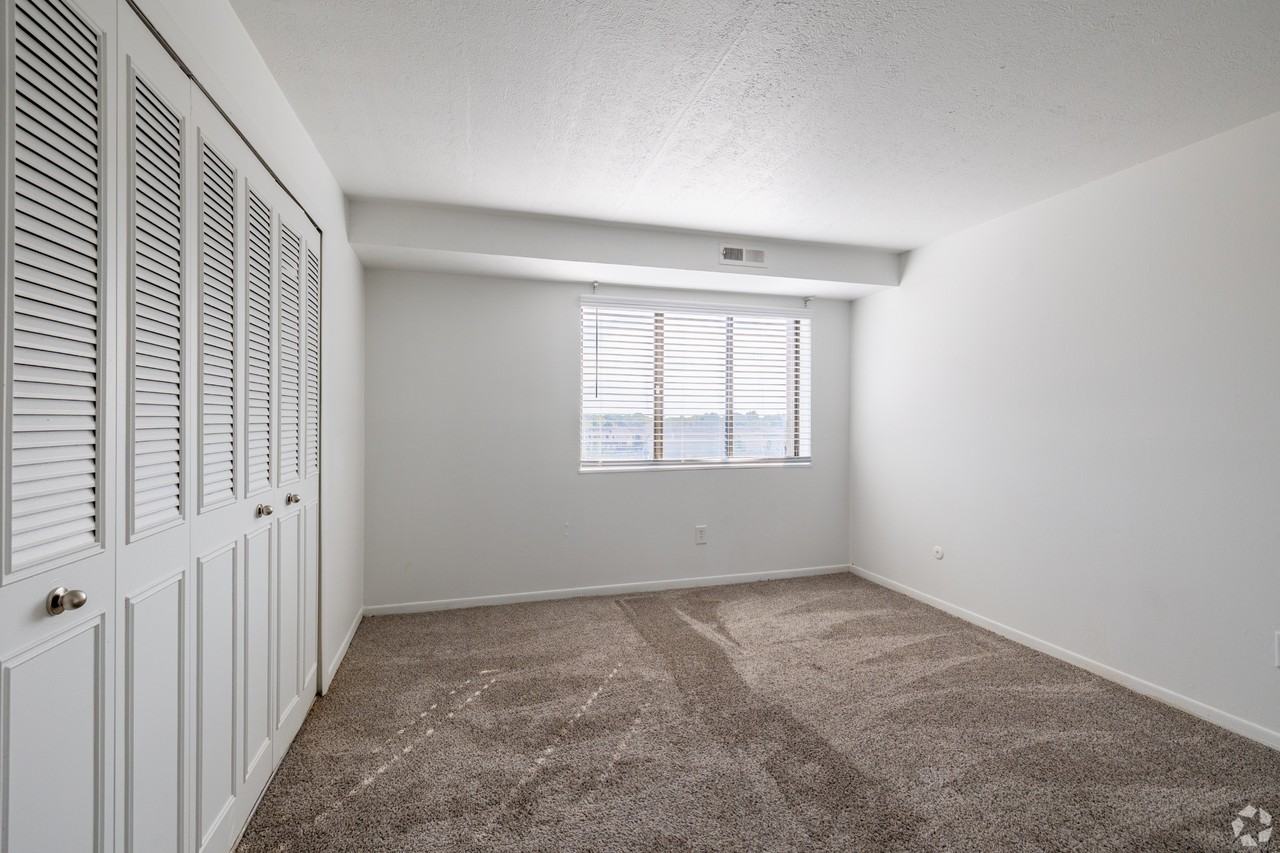 Carlyle Tower Apartments - Photo 5 of 39