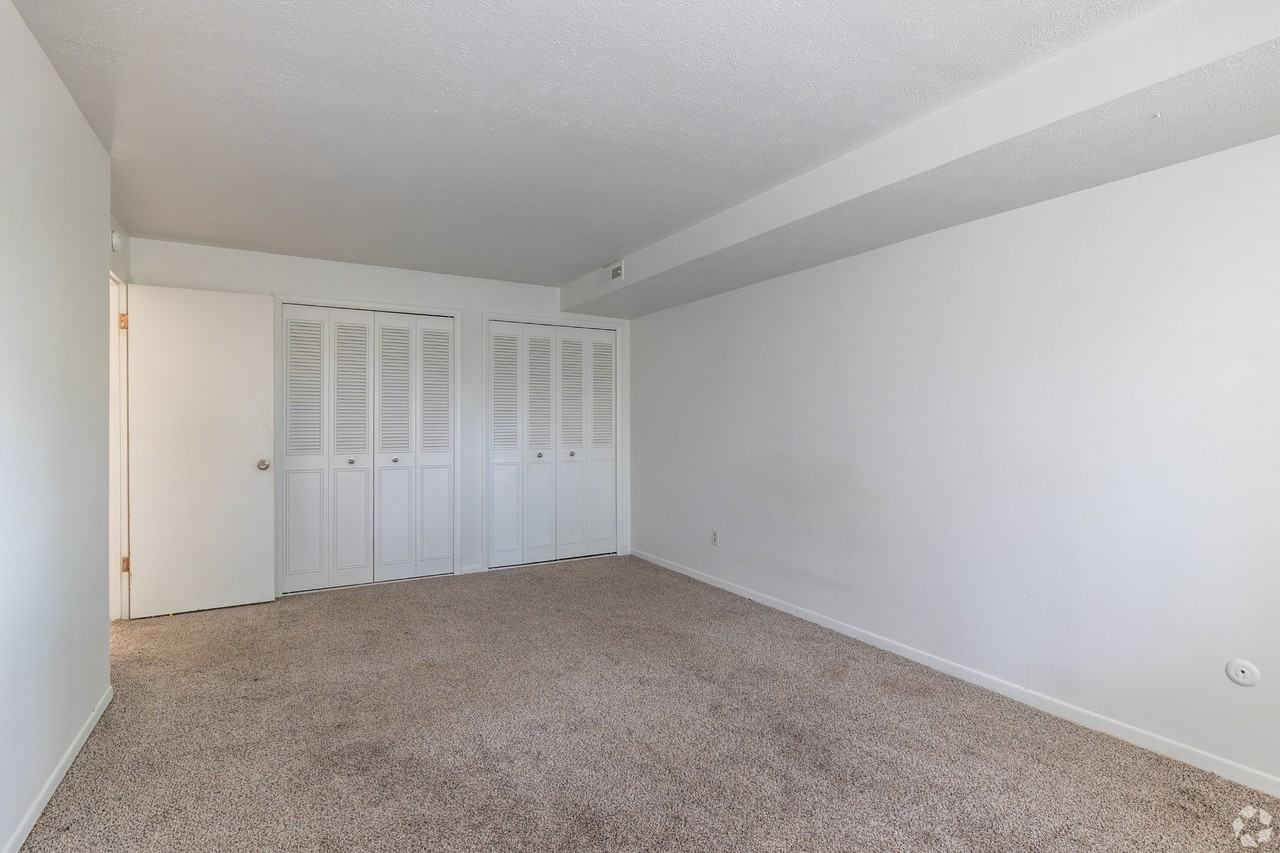 Carlyle Tower Apartments - Photo 6 of 39