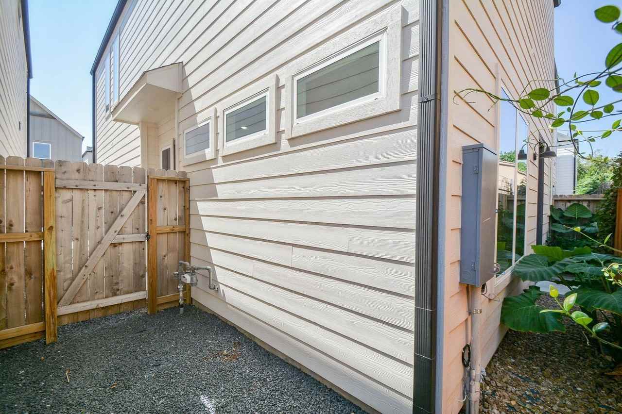 310 Cyclamen St - Photo 3 of 32