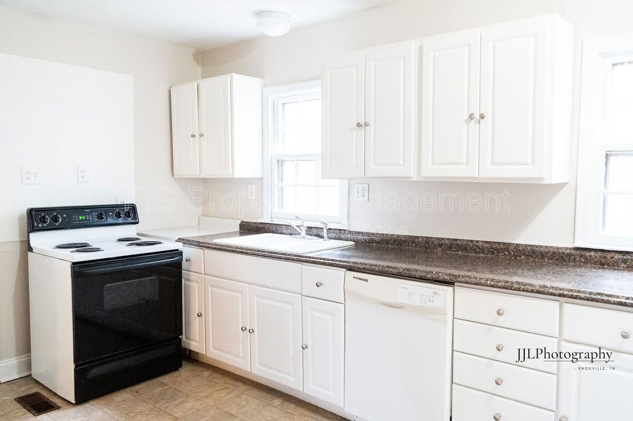 716 East Oldham Avenue - Photo 7 of 18