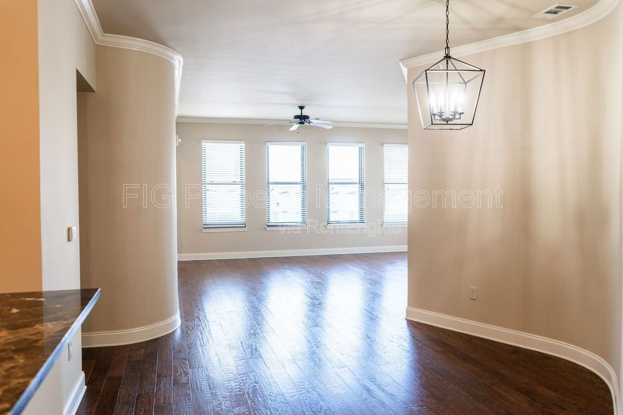 445 W Blount Ave #511 - Photo 3 of 21