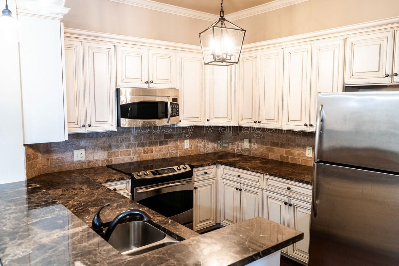 445 W Blount Ave #511 - Photo 4 of 21