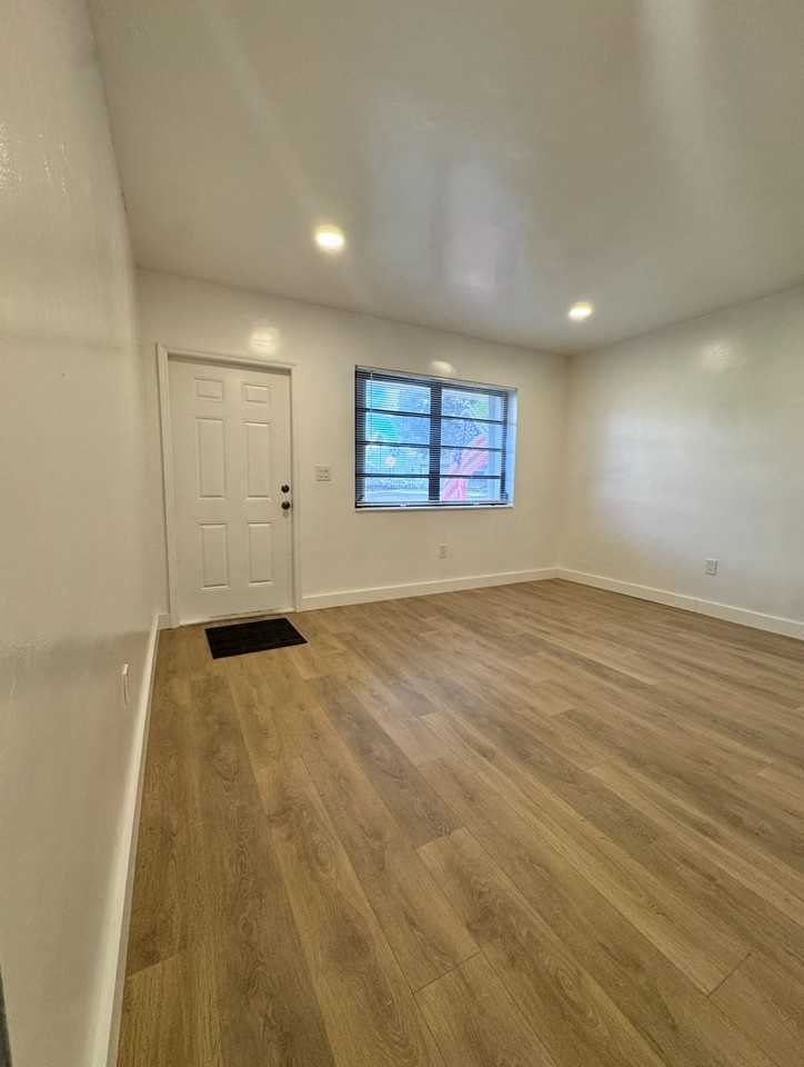 5827 Nw 37th St #5827 - Photo 3 of 9