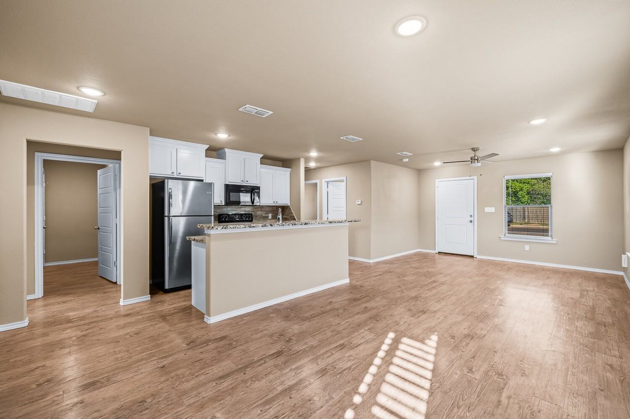 309 Avenue H - Photo 2 of 26