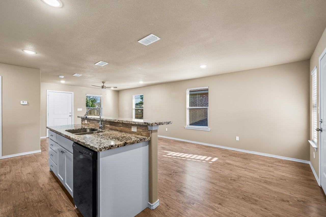 309 Avenue H - Photo 3 of 26