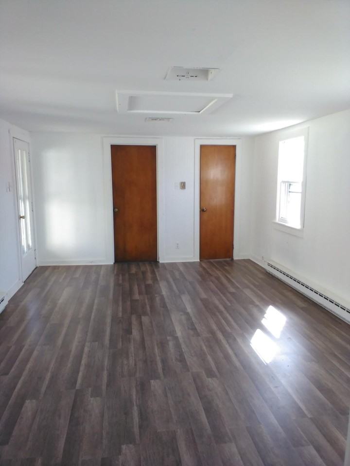 1961 George St - Photo 3 of 7