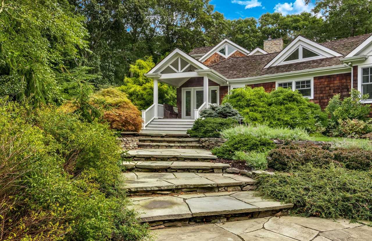 520 Water Mill Towd Rd - Photo 4 of 19