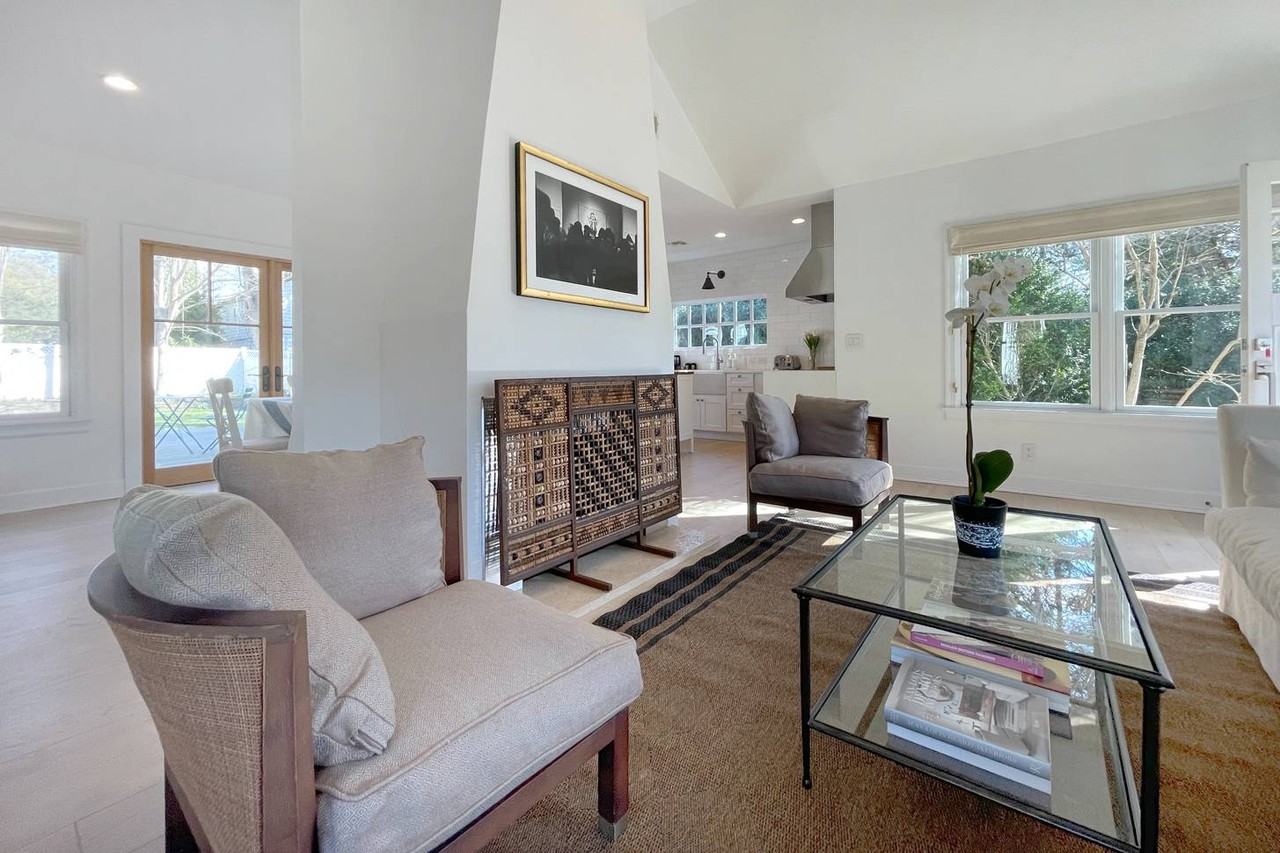 139 Herrick Rd - Photo 6 of 14