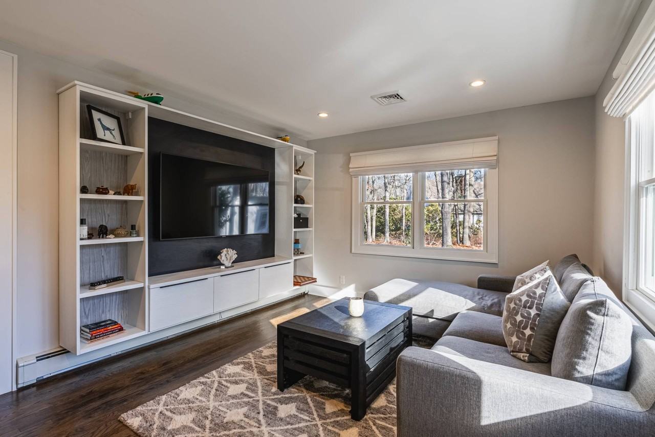 35 W Neck Rd - Photo 5 of 20