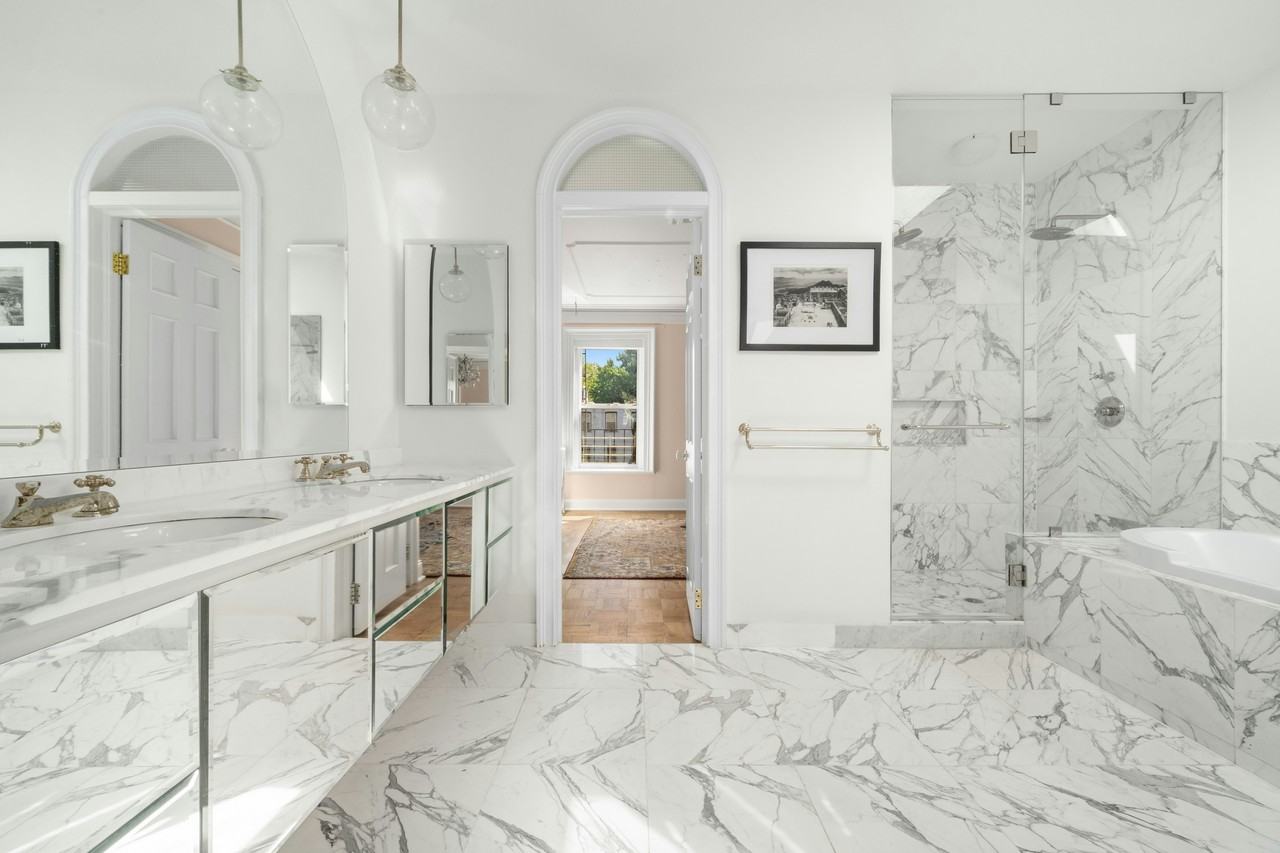 307 Adelphi St - Photo 6 of 8