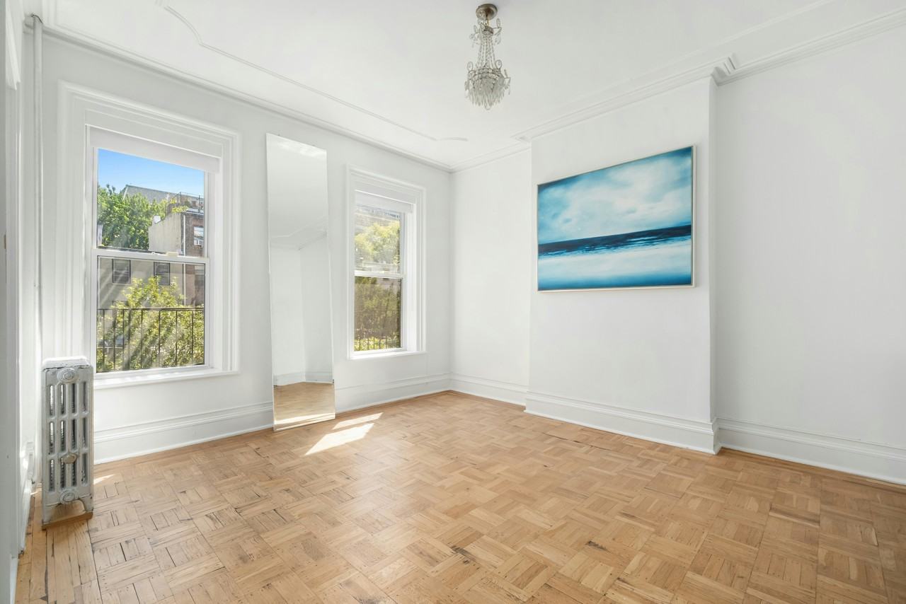 307 Adelphi St - Photo 7 of 8