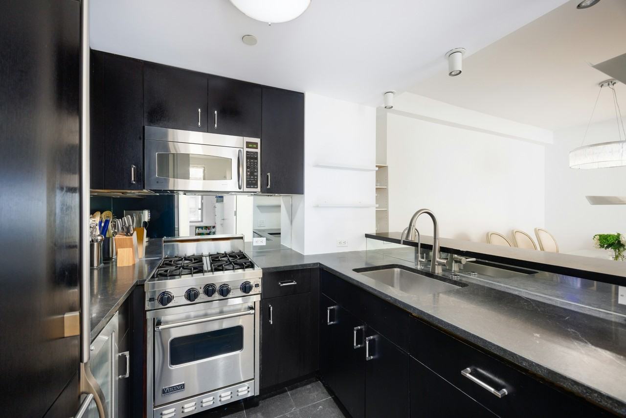 100 W 58th St #8G - Photo 3 of 6