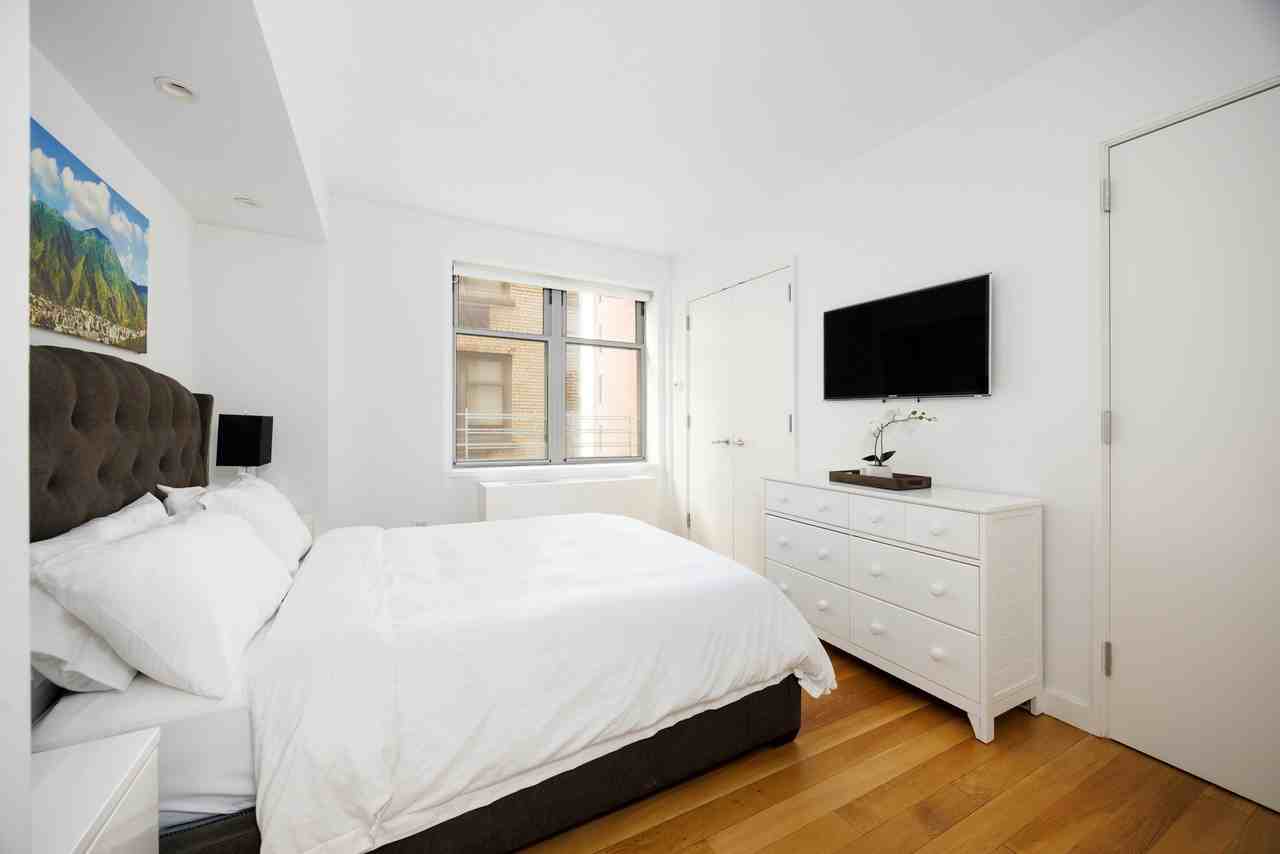 100 W 58th St #8G - Photo 4 of 6