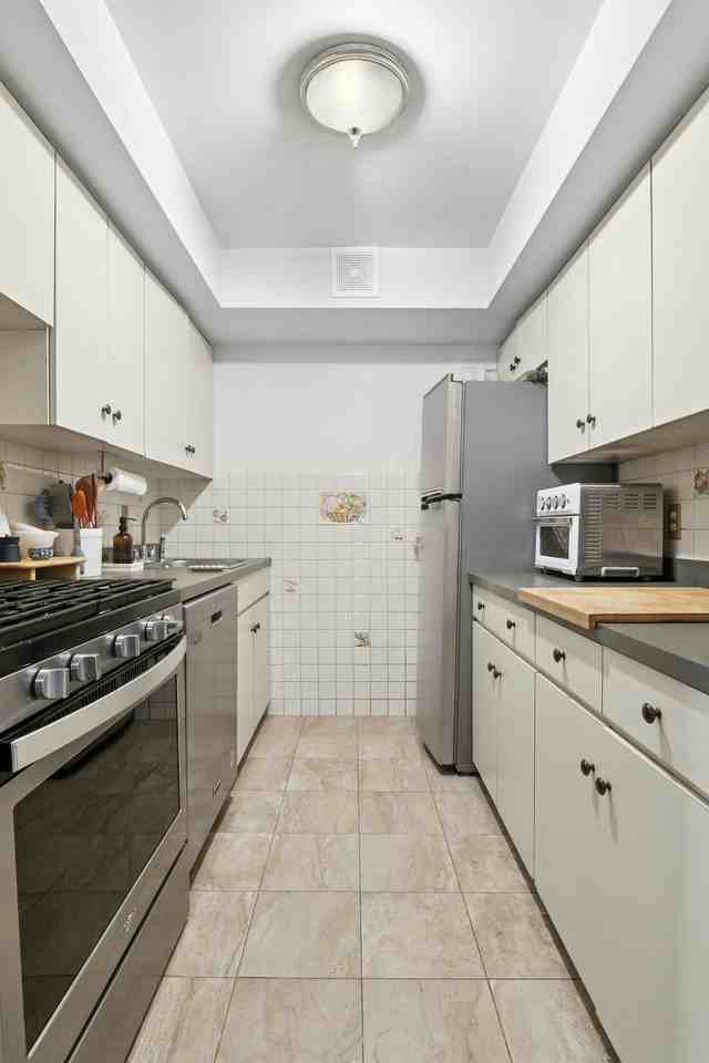 648 Warren St #1 - Photo 3 of 7