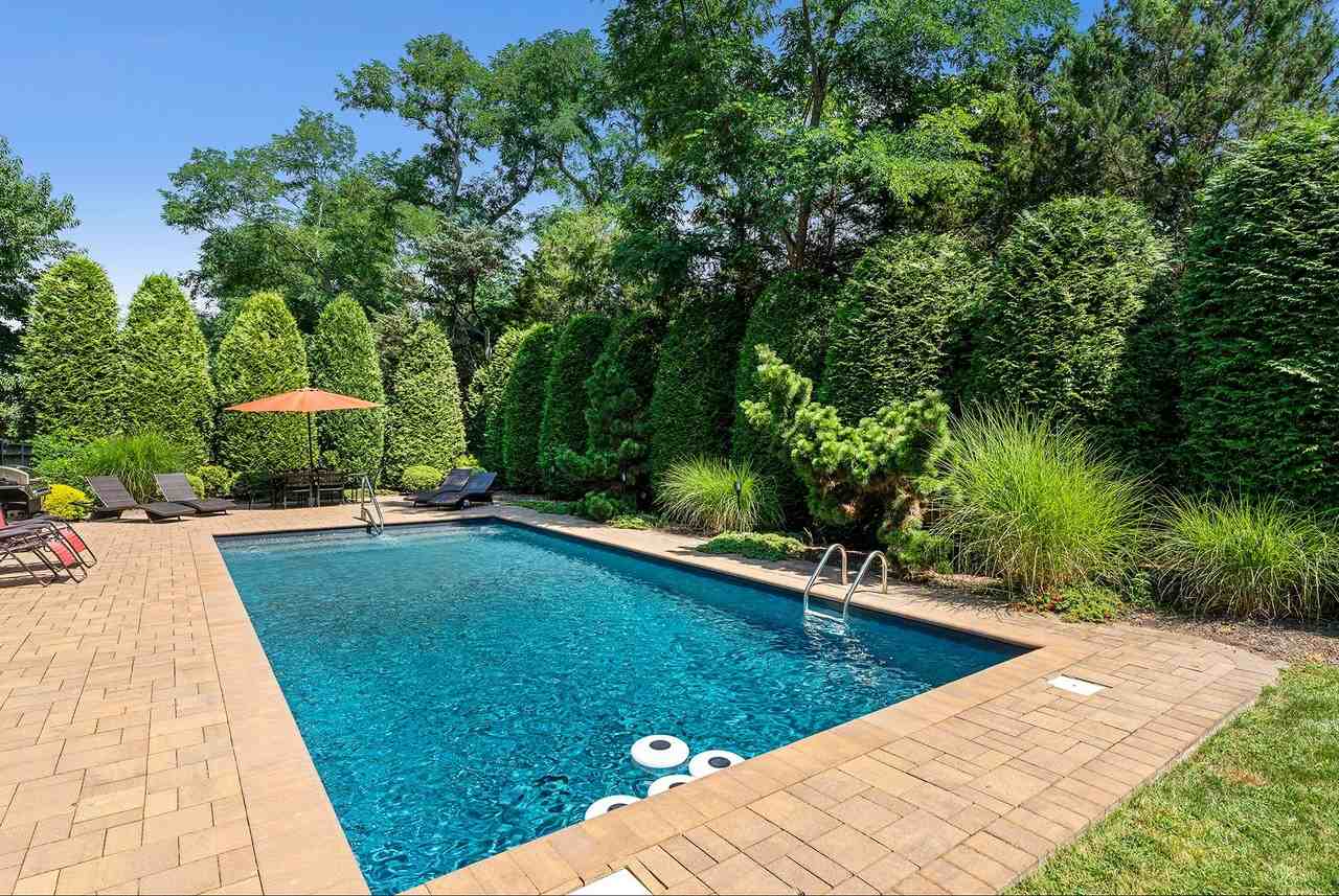 4315 Noyac Rd - Photo 2 of 17