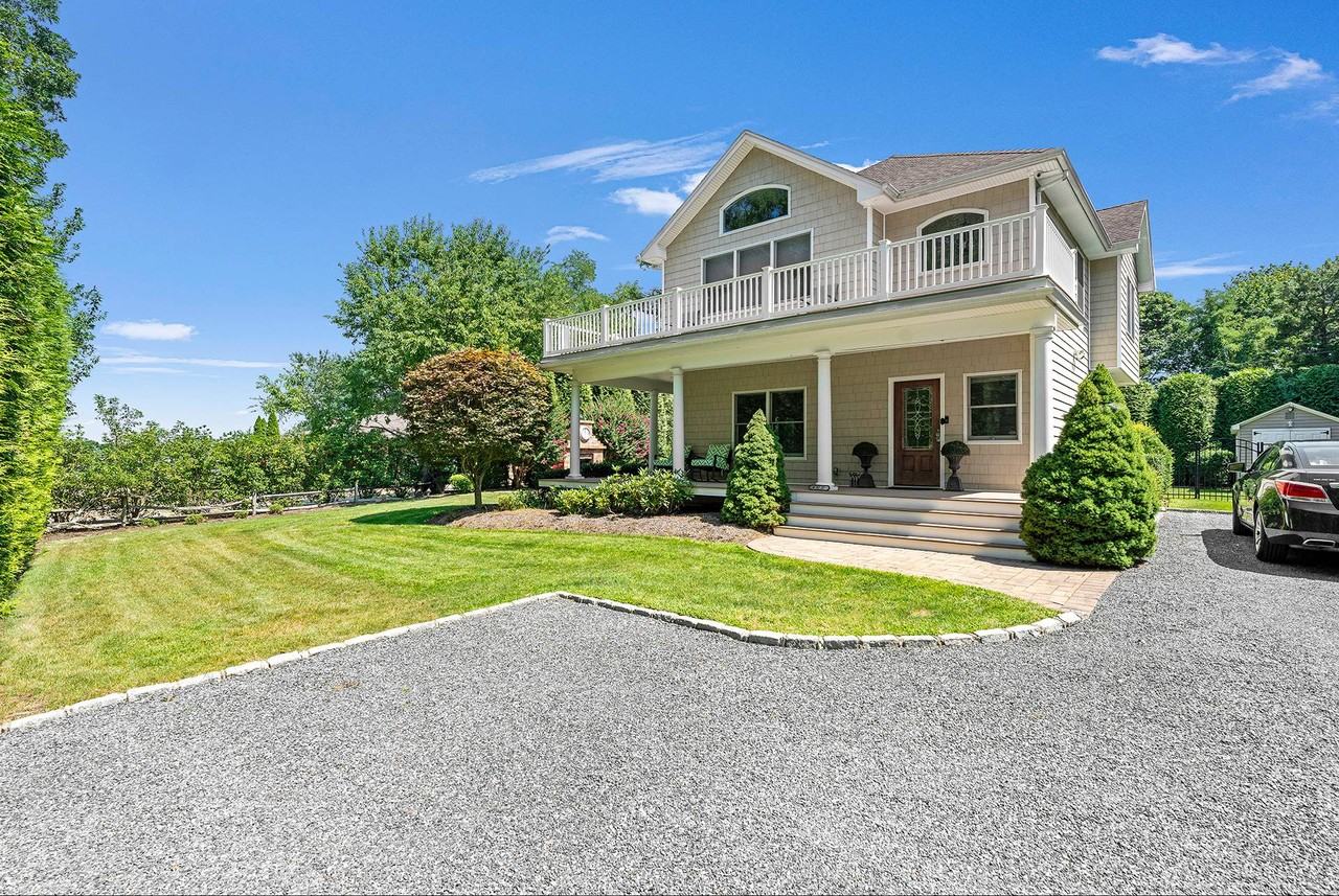 4315 Noyac Rd - Photo 3 of 17