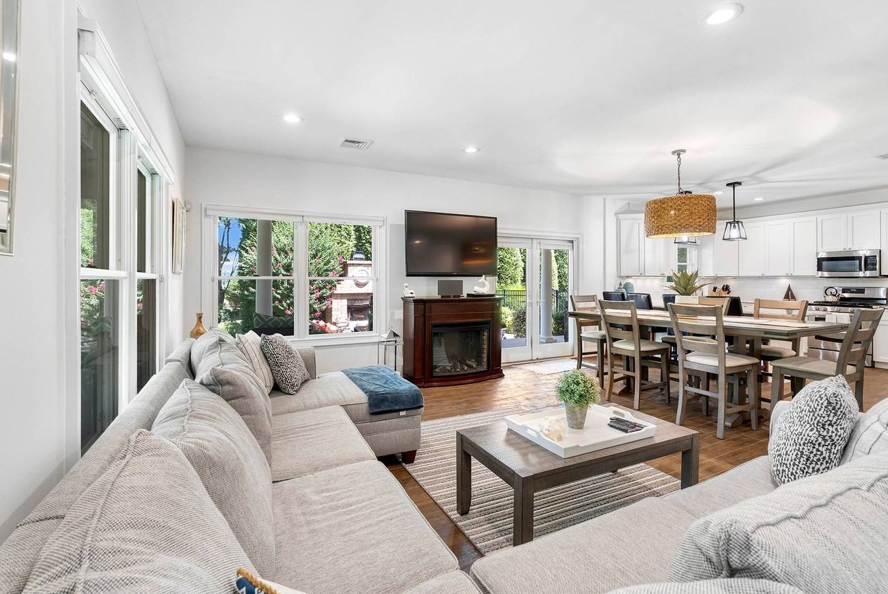 4315 Noyac Rd - Photo 4 of 17