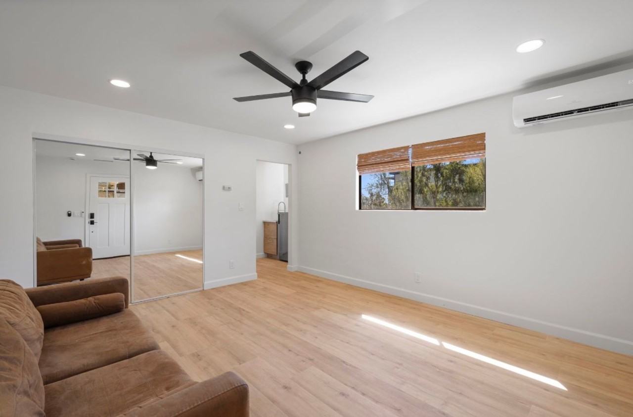 4885 Randall St - Photo 2 of 9