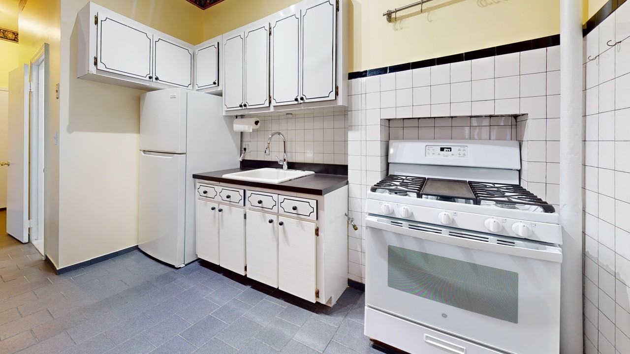 340 51st St #1 - Photo 2 of 7