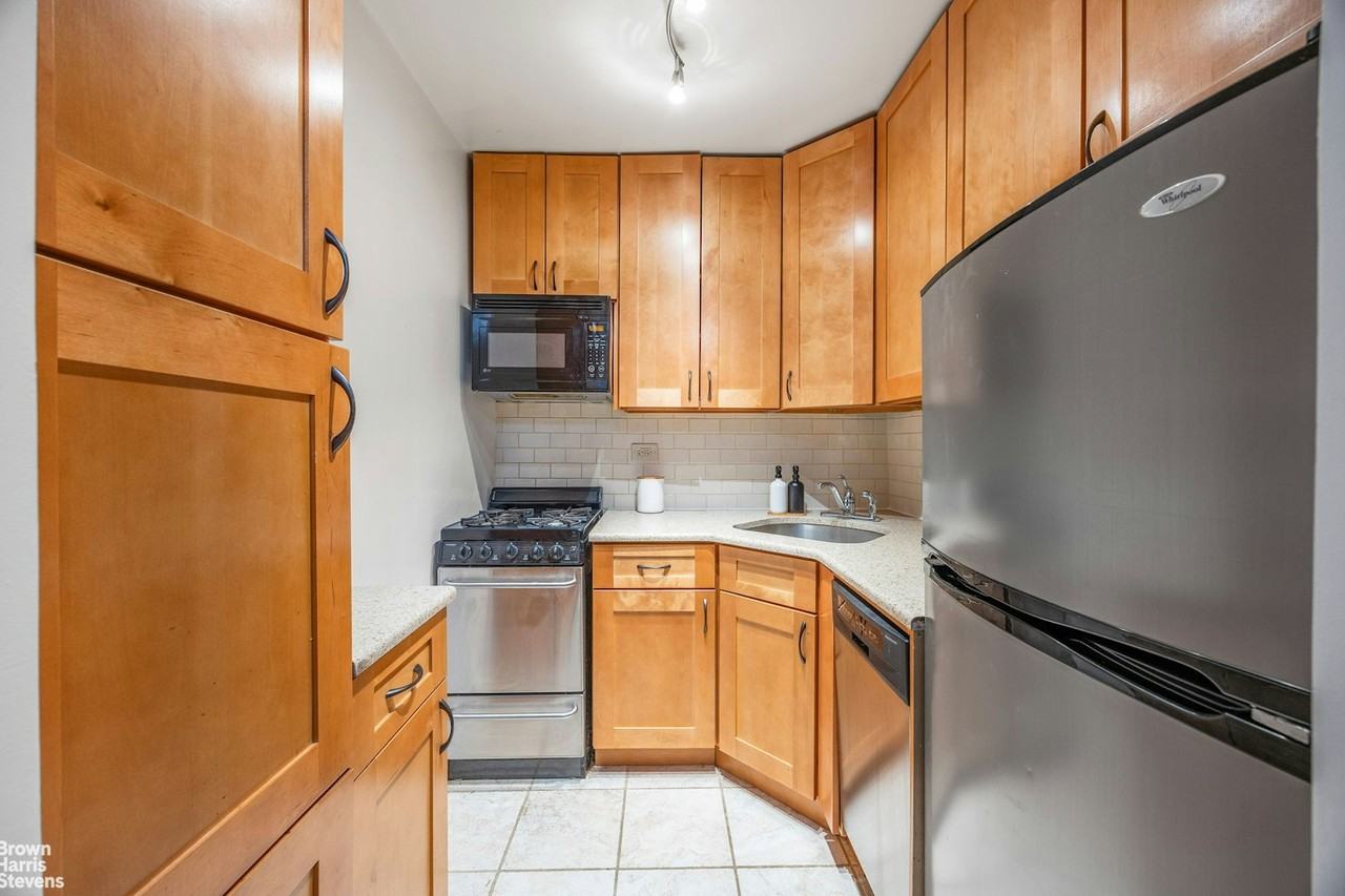 220 E 60th St #4G - Photo 2 of 7