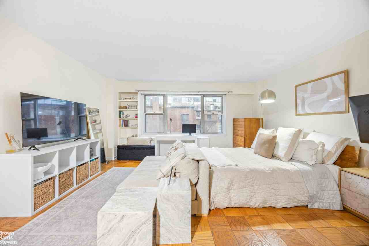 220 E 60th St #4G - Photo 3 of 7