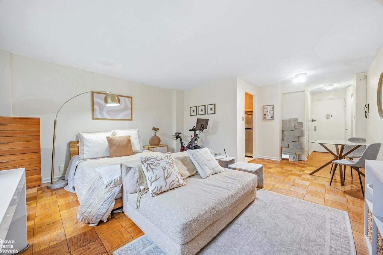 220 E 60th St #4G - Photo 4 of 7