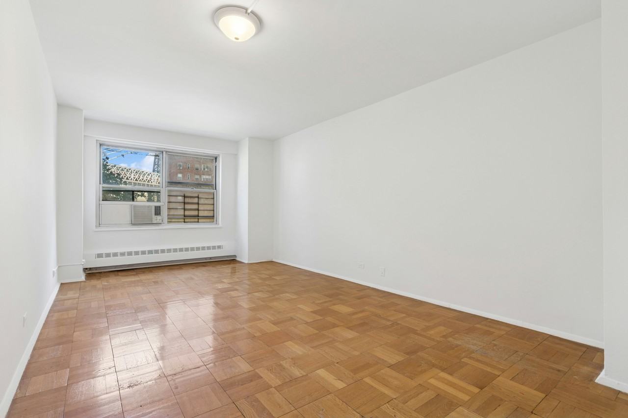 570 Grand St #H203 - Photo 4 of 8