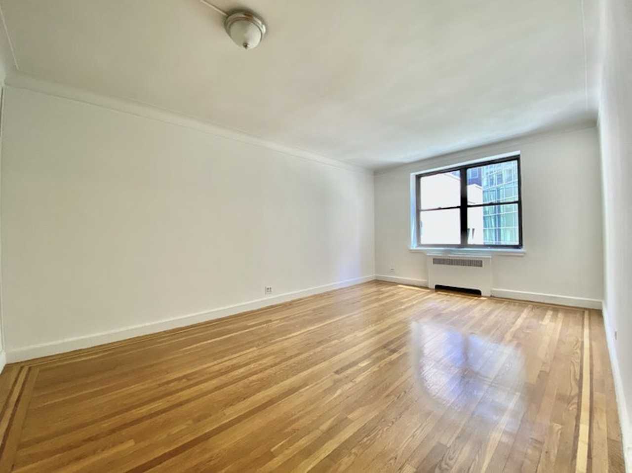 8 E 48th St #6F - Photo 4 of 6