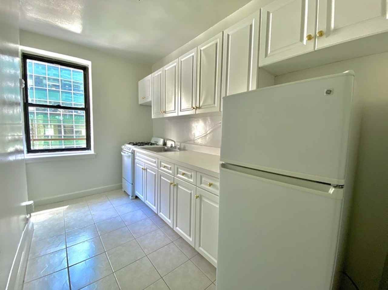 8 E 48th St #6F - Photo 6 of 6