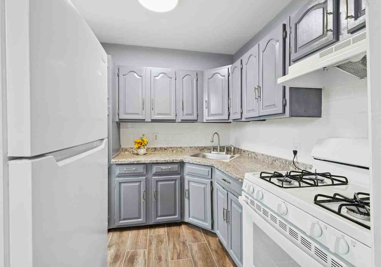 351 55th St #3 - Photo 4 of 7