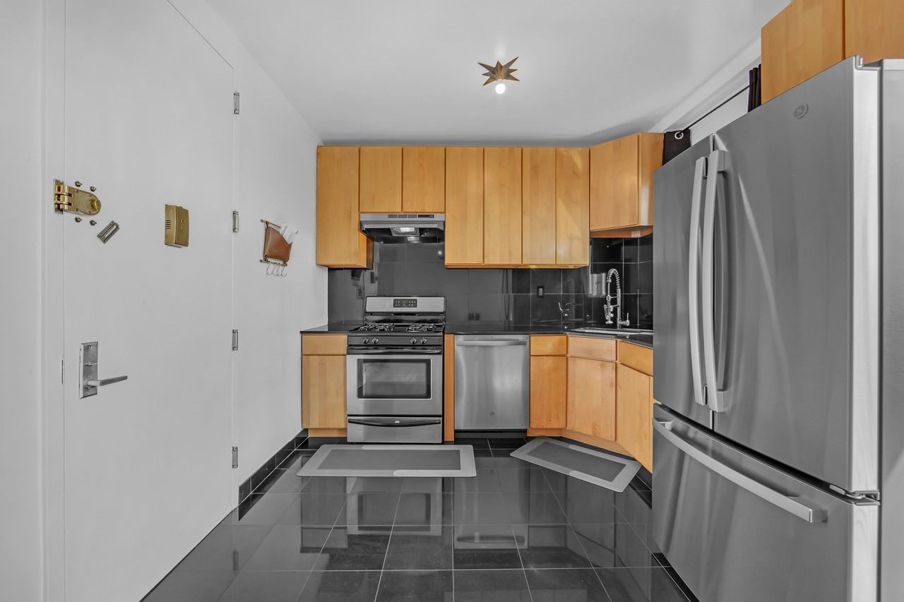 2155 Daly Ave #6B - Photo 2 of 11