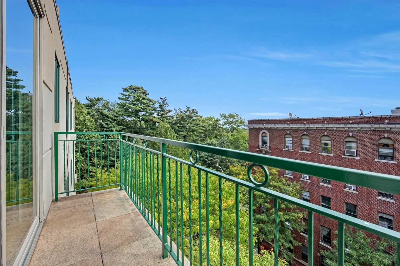 2155 Daly Ave #6B - Photo 4 of 11