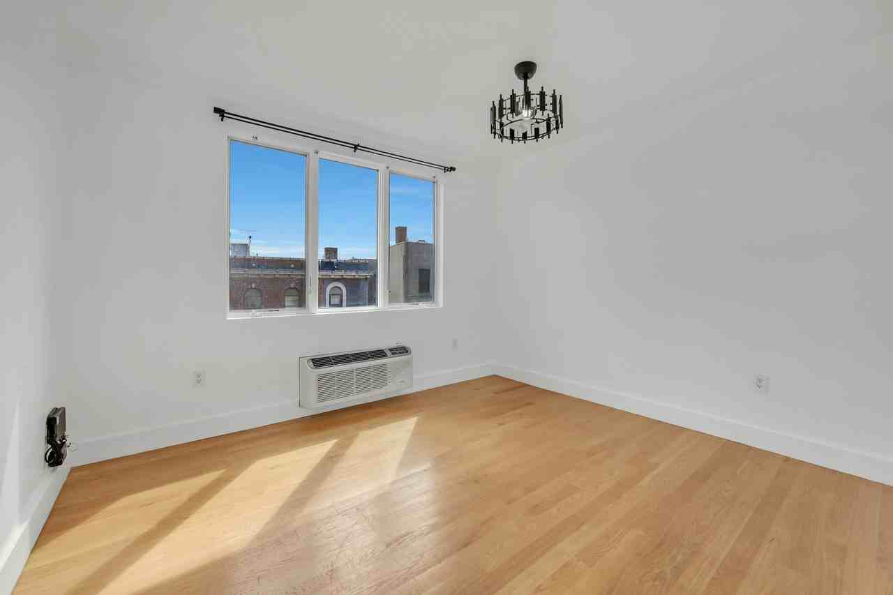 2155 Daly Ave #6B - Photo 5 of 11