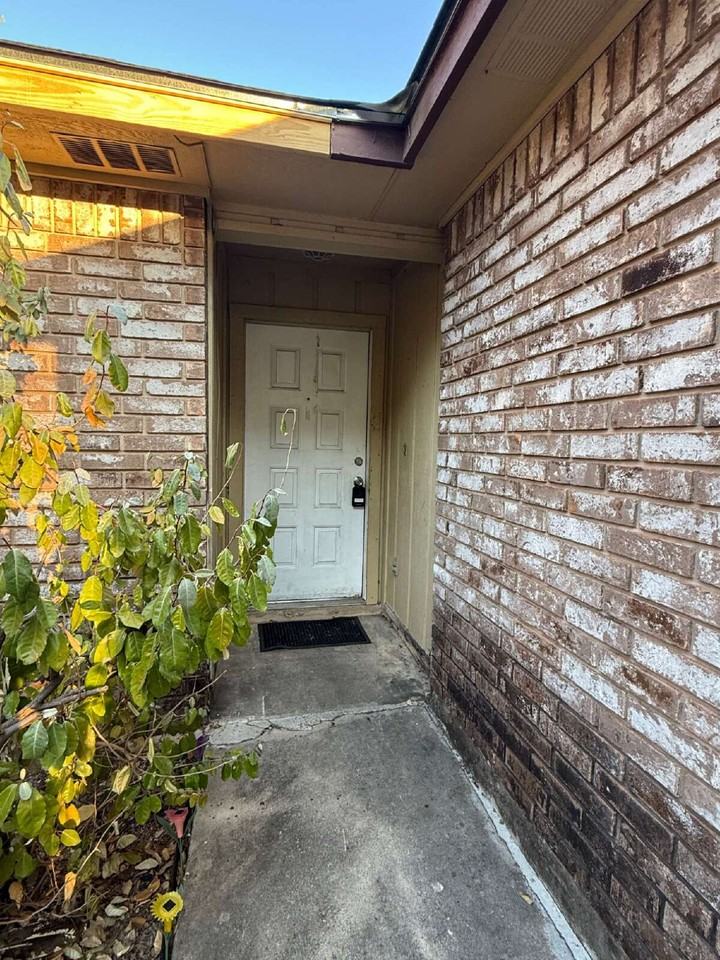 5721 Lochmoor - Photo 3 of 17