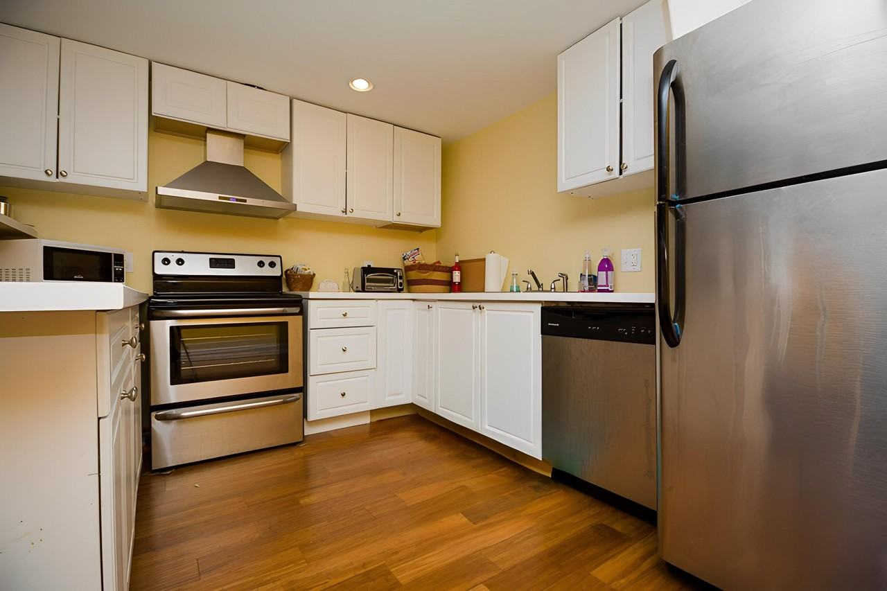 608 Harvard St Nw - Photo 3 of 8