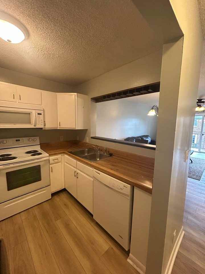 1390 Hunters Rd Apt I - Photo 2 of 16