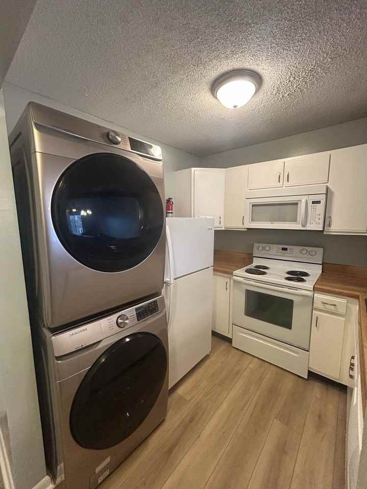 1390 Hunters Rd Apt I - Photo 5 of 16