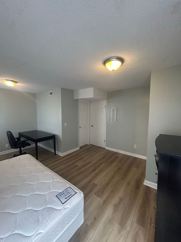 1390 Hunters Rd Apt I - Photo 6 of 16