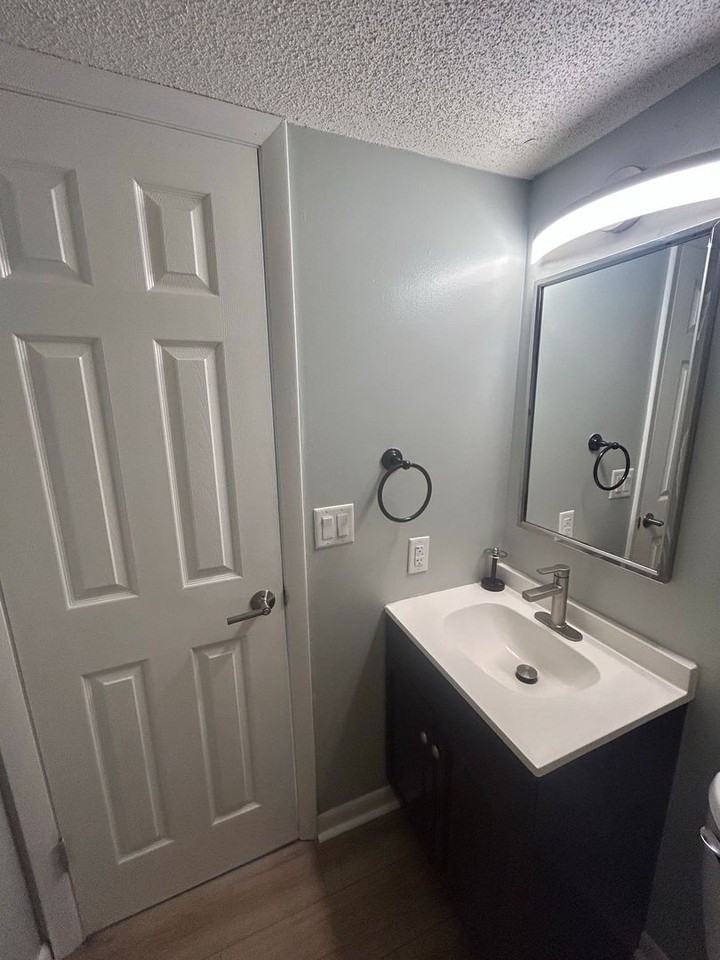 1390 Hunters Rd Apt I - Photo 7 of 16