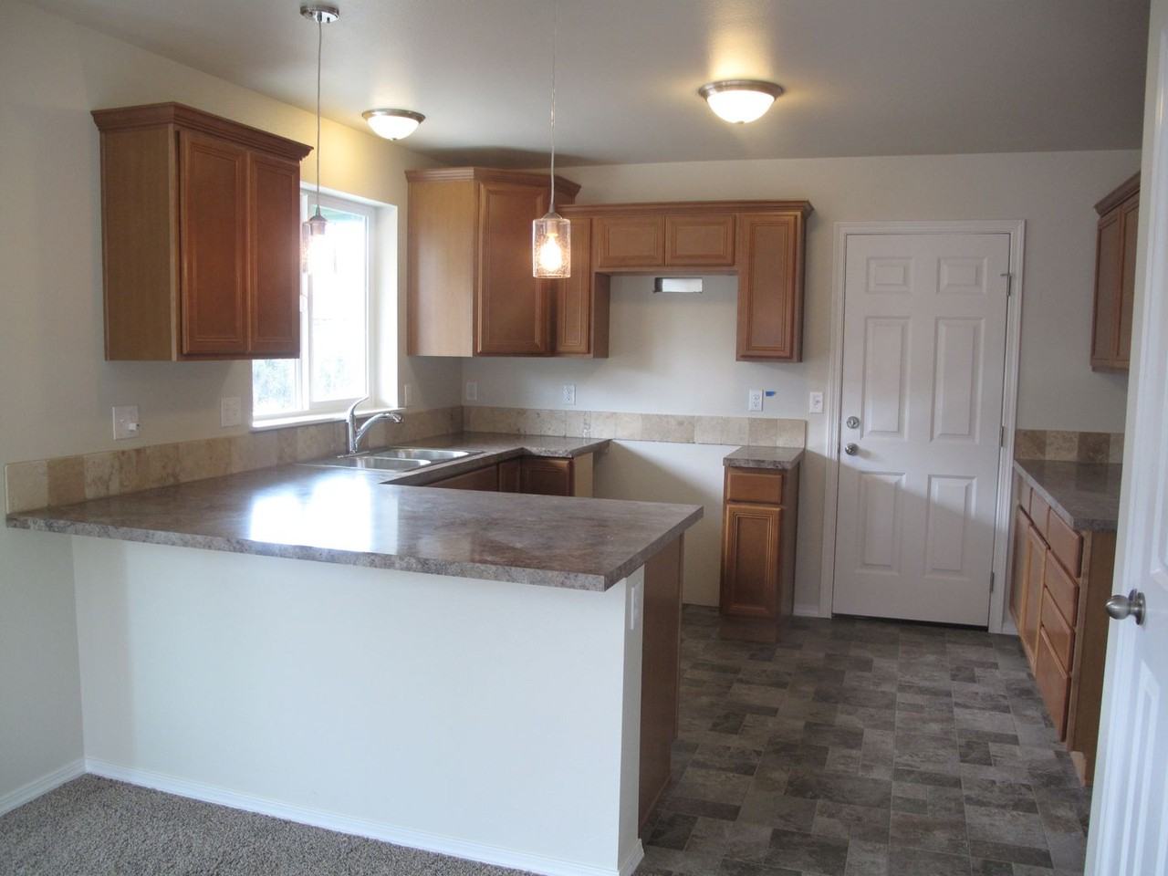 170 N Tamarack St - Photo 2 of 8