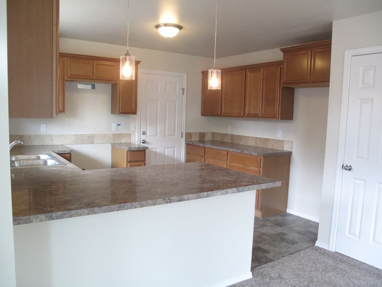 170 N Tamarack St - Photo 3 of 8