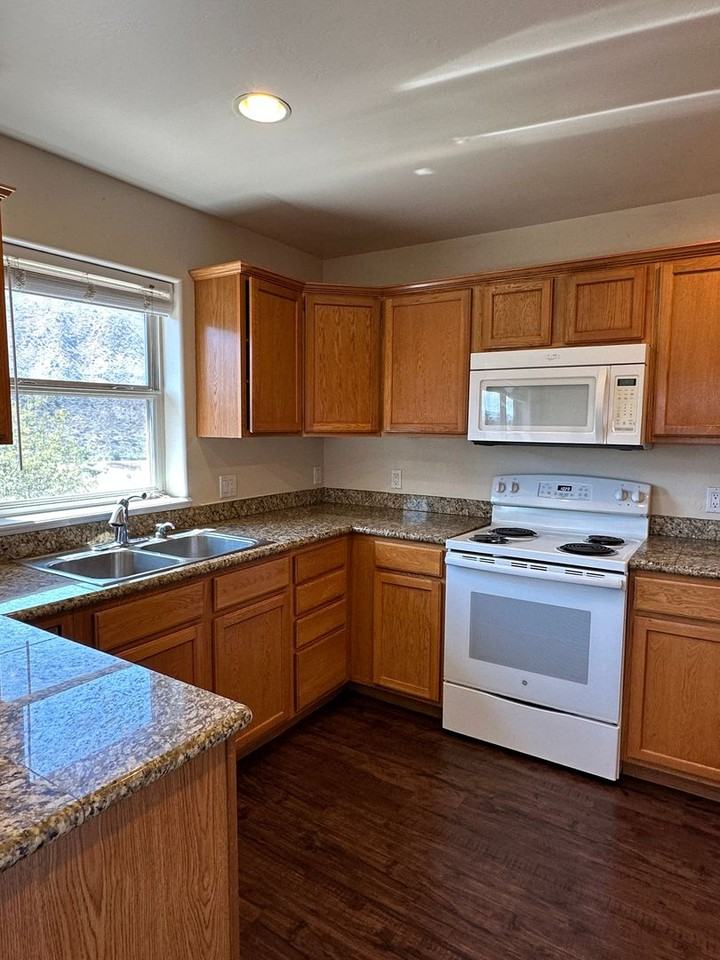 320 Castle Ridge Dr - Photo 2 of 20