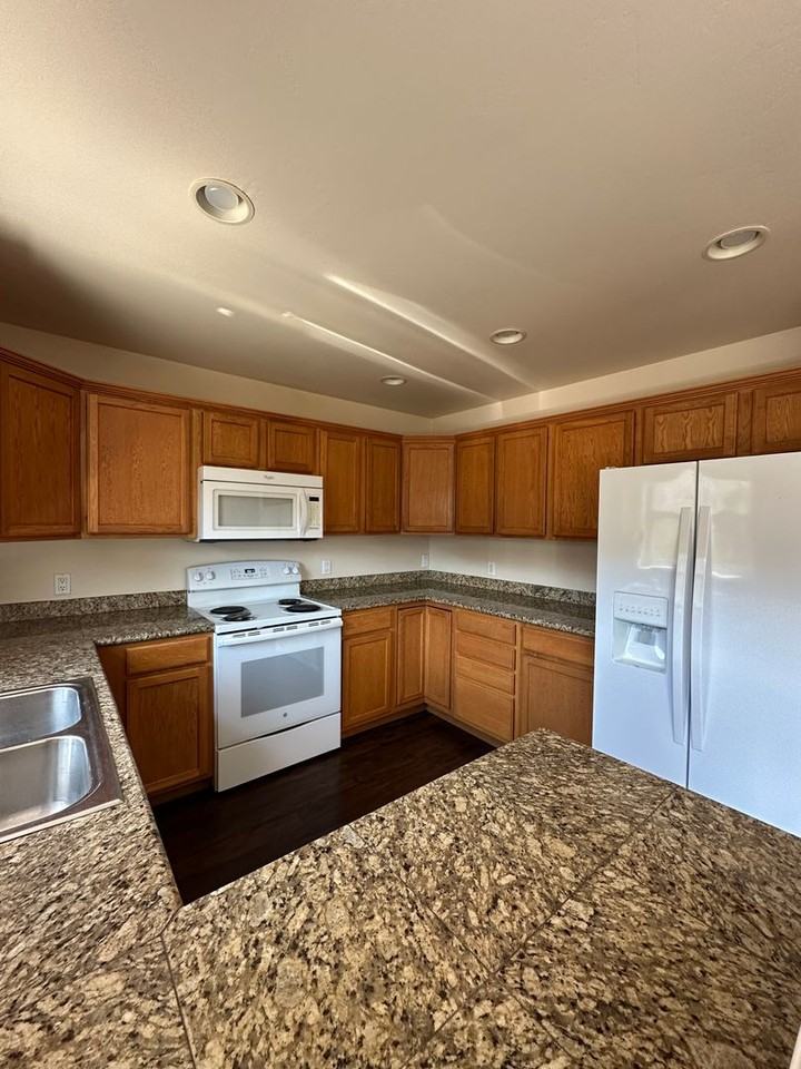320 Castle Ridge Dr - Photo 3 of 20