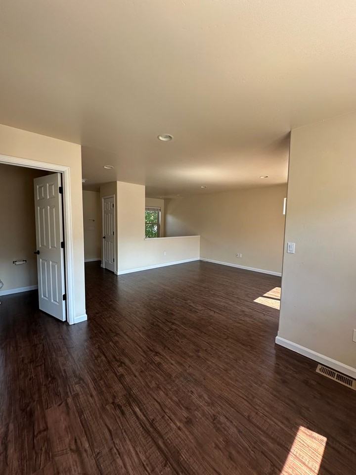 320 Castle Ridge Dr - Photo 4 of 20