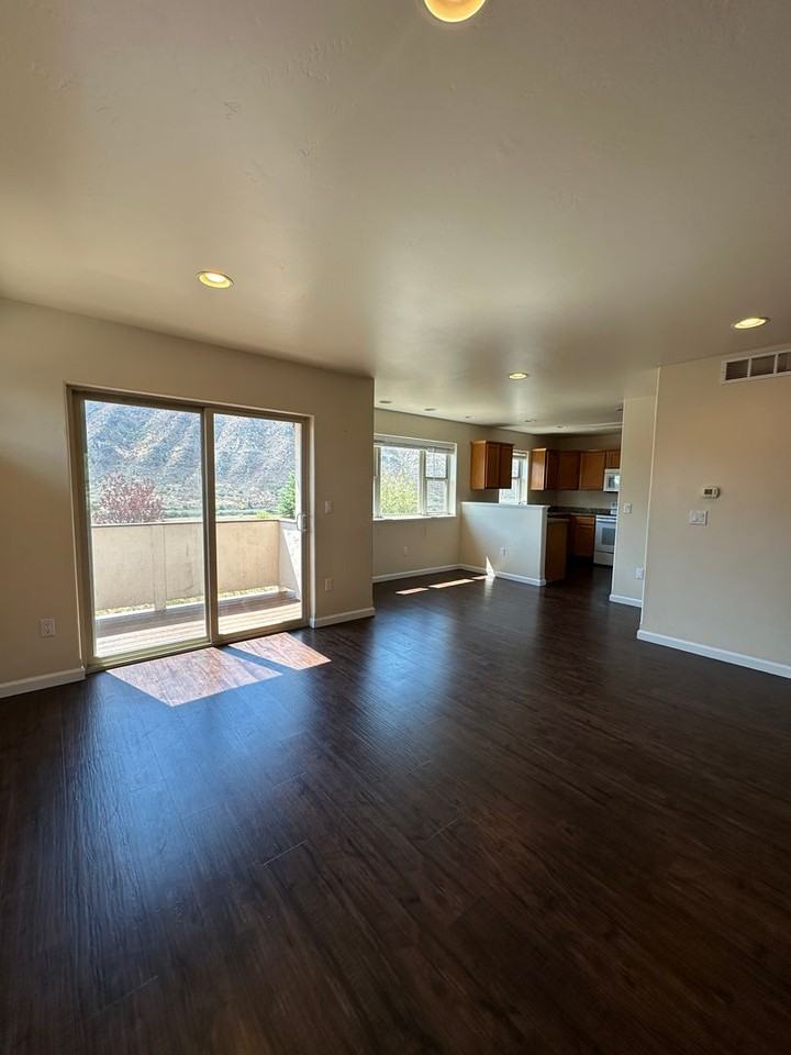 320 Castle Ridge Dr - Photo 5 of 20