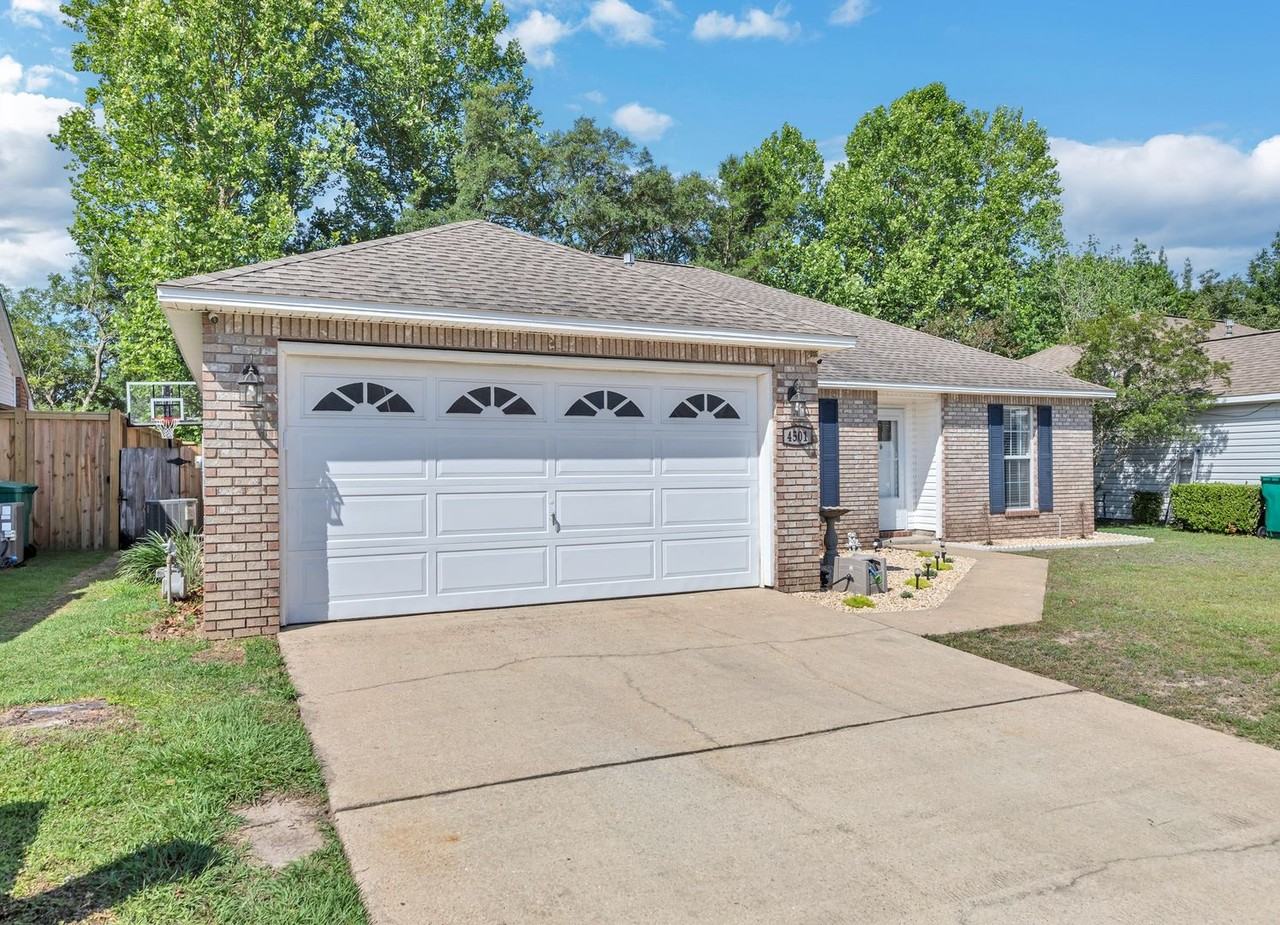 4501 Parkwood Sq - Photo 3 of 36