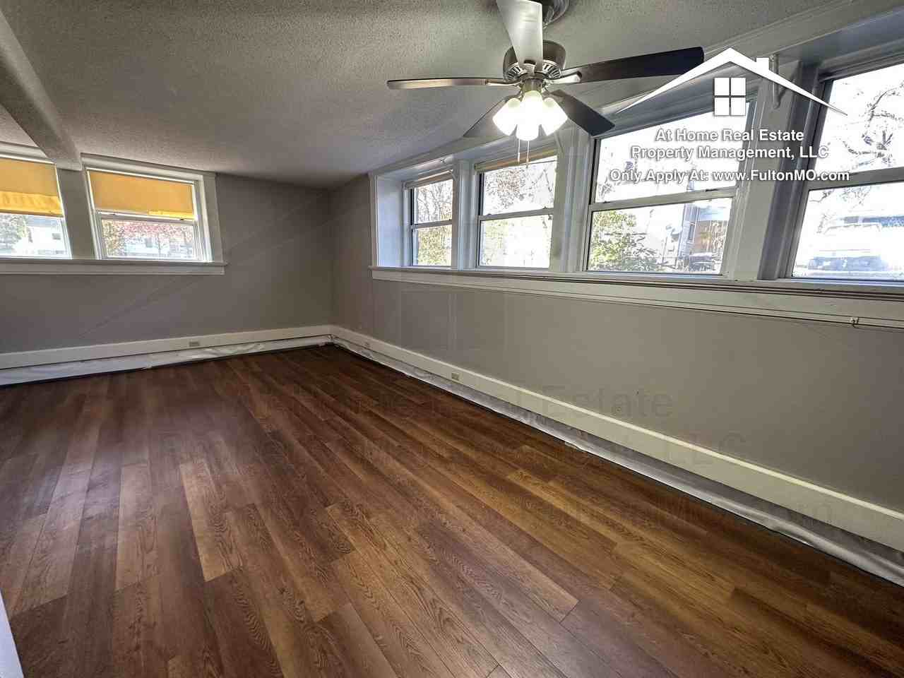 808 Center St - Photo 3 of 16