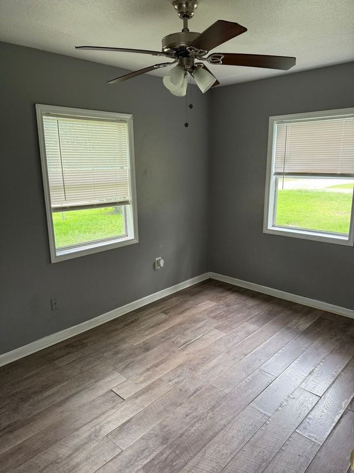 310 S Farragut Ave - Photo 3 of 6