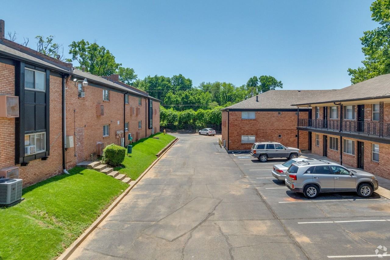 Fairway Apartments - Photo 4 of 36